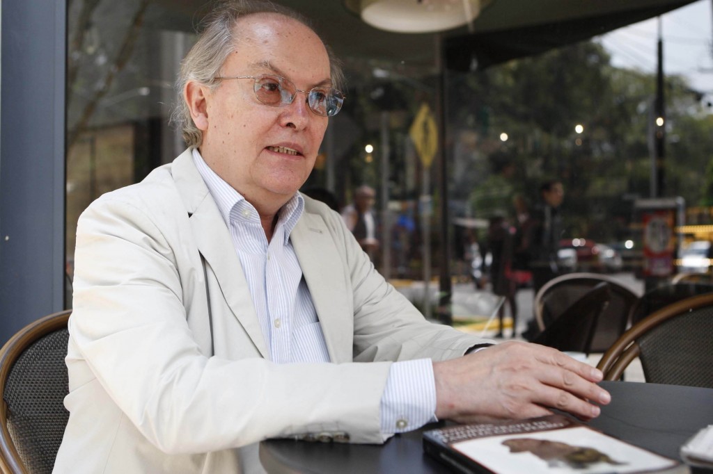 Libros UNAM felicita a Álvaro Uribe, ganador del Premio Xavier Villaurrutia