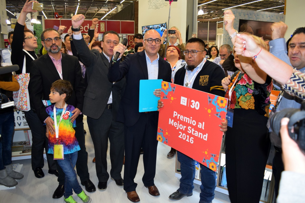 Libros UNAM es reconocido con el premio al mejor stand de la FIL Guadalajara